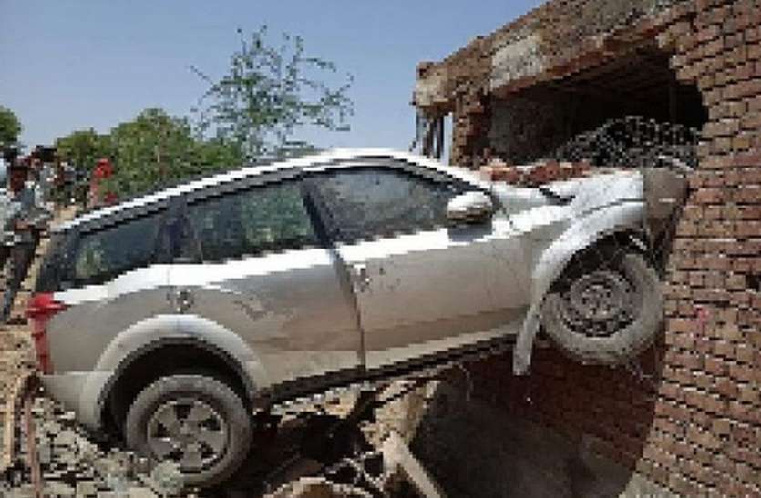 सड़क से उतरकर तीस मीटर दूर मकान में घुस गई कार...फिर जानें क्या हुआ सड़क से उतरकर तीस मीटर दूर मकान में घुस गई कार...फिर जानें क्या हुआ