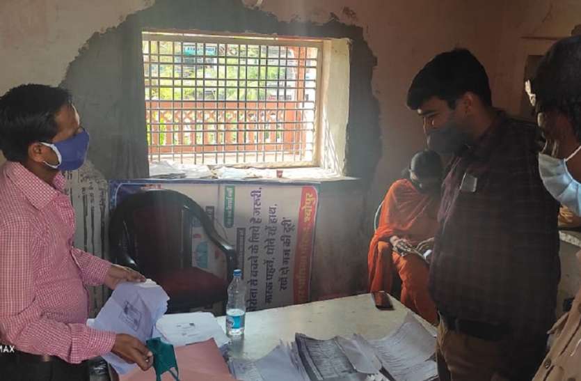 रोको-टोको अभियान की टीम ने बिना मास्क लगाए कर्मचारियों के किए जुर्माने रोको-टोको अभियान की टीम ने बिना मास्क लगाए कर्मचारियों के किए जुर्माने