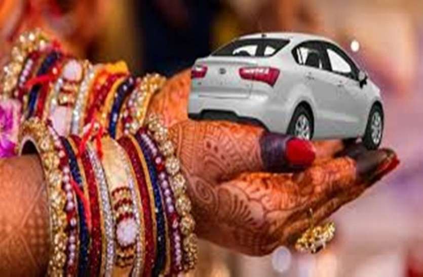 शादी की पहली रात पति ने कहा दूसरी लड़की से करता हूं प्यार, कुछ दिन बाद करने लगा कार की डिमांड, फिर... शादी की पहली रात पति ने कहा दूसरी लड़की से करता हूं प्यार, कुछ दिन बाद करने लगा कार की डिमांड, फिर...