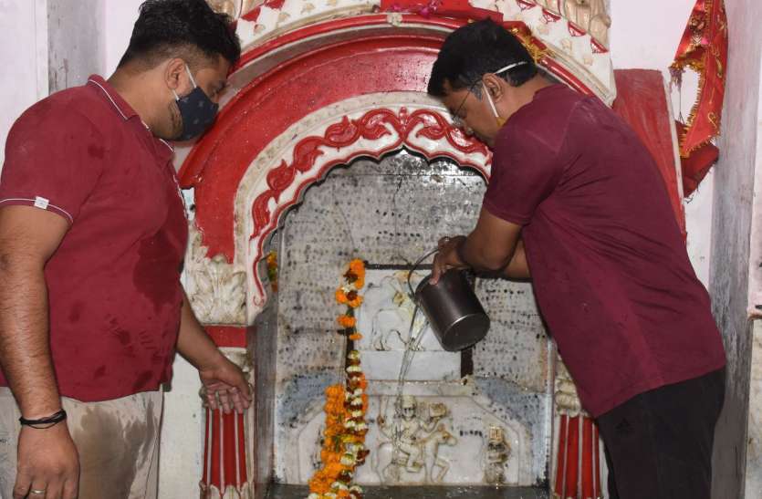 ‘सुनके दया करो विनय म्होरी खास है, माई मोटी शीतला तुमसे अरदास है’ ‘सुनके दया करो विनय म्होरी खास है, माई मोटी शीतला तुमसे अरदास है’