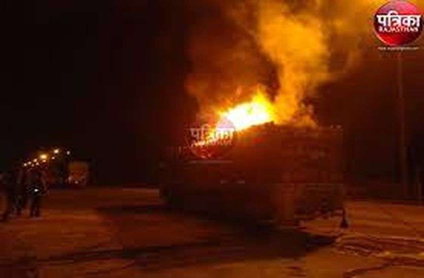 गुजरात से हरियाणा जा रहा केमिकल से भरा ट्रक धधका गुजरात से हरियाणा जा रहा केमिकल से भरा ट्रक धधका