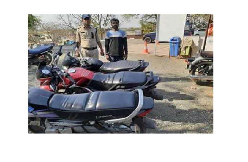 बरही पुलिस ने पकड़ा बाइक चोर बाइक चोर पकड़ा गया, तीन बाइक बरामद