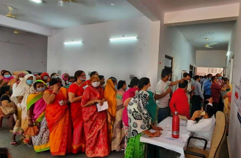 वैक्सीन की डोज न मिलने से लोग हुए परेशान संक्रमण का खतरा भांपकर वैक्सीन लगवाने उमड़े लोग