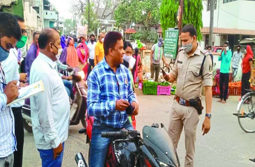 बिना मास्क लगाए घूमने वालों पर प्रशासन ने की कार्रवाई बिना मास्क लगाए घूमने वालों पर प्रशासन ने की कार्रवाई
