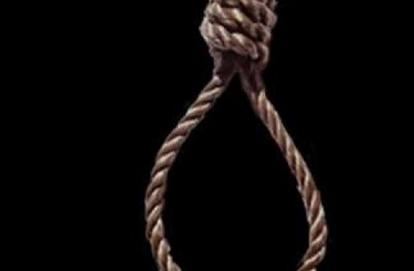 आठवीं की छात्रा ने दुपट्टे से फंदा लगाया आठवीं की छात्रा ने दुपट्टे से फंदा लगाया