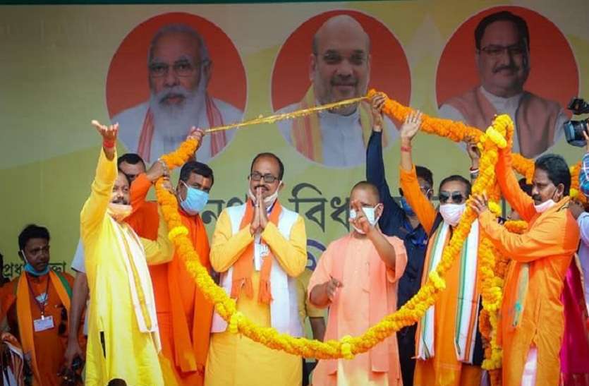 जनसभा स्थल पर योगी आदित्यनाथ को माला पहनाते भाजपा नेता। बंगाल में गुंडों-माफिया का बोलबाला : योगी आदित्यनाथ