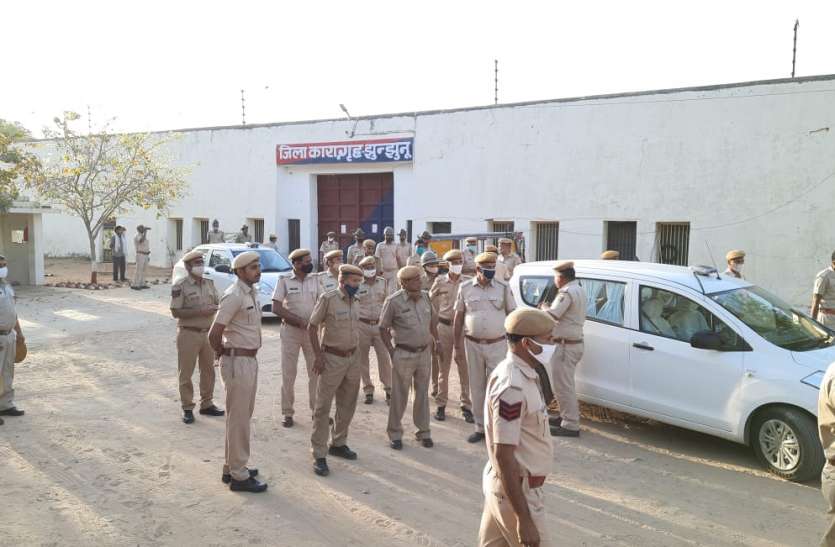 जेल में सर्च करने तड़के पहुंची पुलिस फोर्स जेल में सर्च करने तड़के पहुंची पुलिस फोर्स