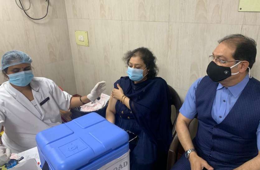 मोहसिन रज़ा ने पत्नी के साथ लगवाया कोरोना वैक्सीन, बोले डब्ल्यूएचओ ने... मोहसिन रज़ा ने पत्नी के साथ लगवाया कोरोना वैक्सीन, बोले डब्ल्यूएचओ ने...