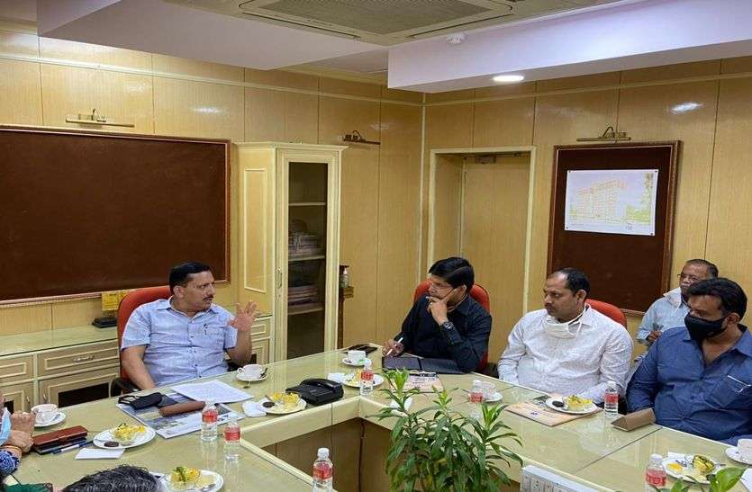 आगरा विकास प्राधिकरण की टीम पहुंची आवासन मंडल मुख्यालय आगरा विकास प्राधिकरण की टीम पहुंची आवासन मंडल मुख्यालय