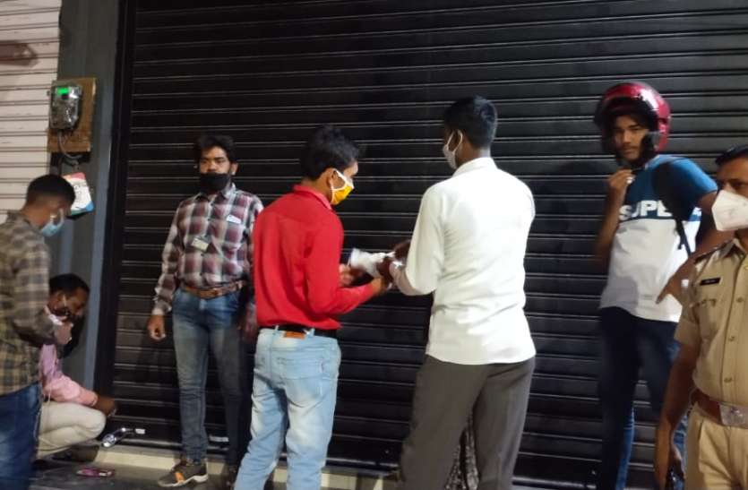 कोरोना गाइड लाइन के उल्लंघन करने पर दो प्रतिष्ठानों को सीज किया कोरोना गाइड लाइन के उल्लंघन करने पर दो प्रतिष्ठानों को सीज किया