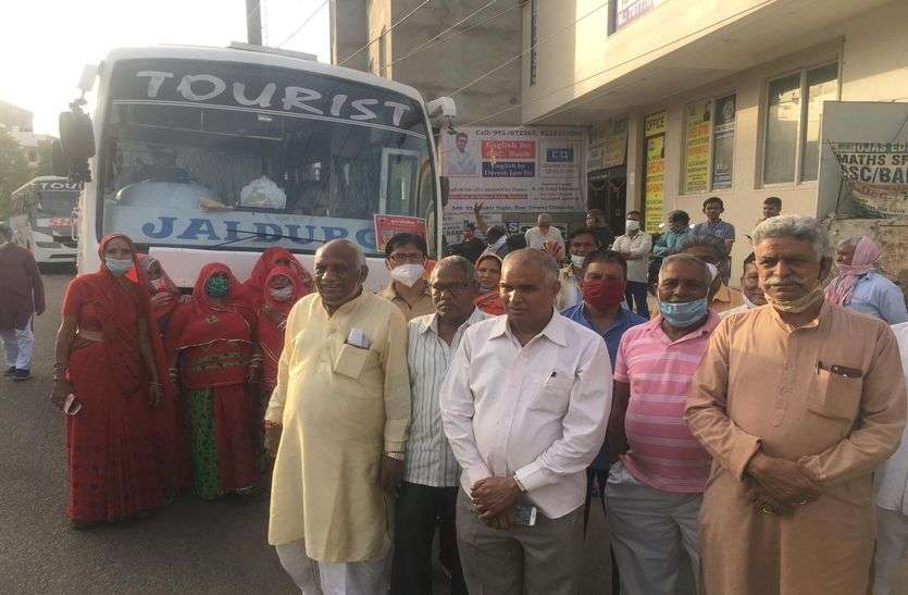 जयकारों के साथ हरिद्वार कुंभ स्नान के लिए रवाना जयकारों के साथ हरिद्वार कुंभ स्नान के लिए रवाना