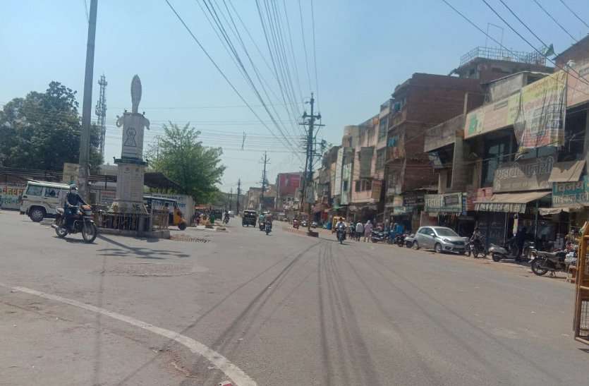 इस शहर में संडे को लॉकडाऊन जैसा रहा नजारा, लोगों की इसी समझदारी से हारेगा कोरोना इस शहर में संडे को लॉकडाऊन जैसा रहा नजारा, लोगों की इसी समझदारी से हारेगा कोरोना