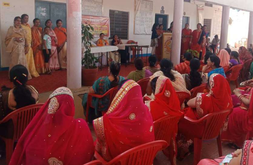 बुजुर्गो के लिए मन में श्रद्धा और विश्वास जगाने और उपयोगिता को लेकर दादी-नानी सम्मेलन बुजुर्गो के लिए मन में श्रद्धा और विश्वास जगाने और उपयोगिता को लेकर दादी-नानी सम्मेलन