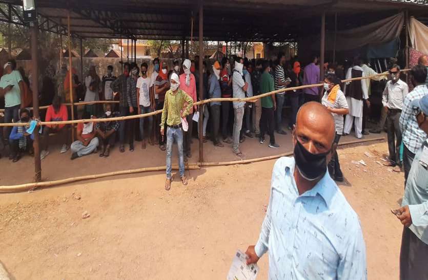 फीवर क्लीनिक में कोरोना जांच कराने आए लोगों ने किया जमकर हंगामा, सीएमएचओ ने प्रभारी डॉक्टर को पद से हटाया फीवर क्लीनिक में कोरोना जांच कराने आए लोगों ने किया जमकर हंगामा, सीएमएचओ ने प्रभारी डॉक्टर को पद से हटाया