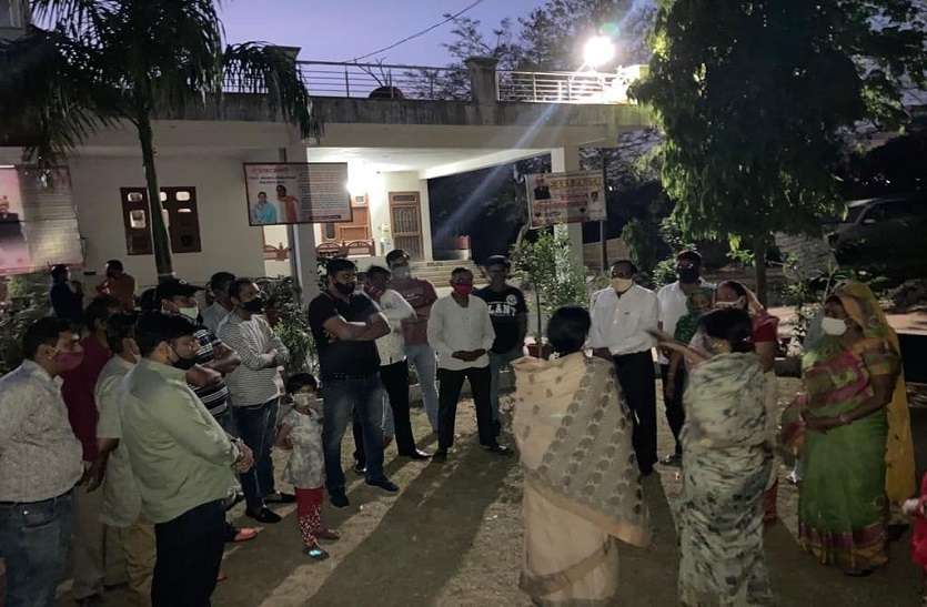 मालवीय नगर में कांग्रेस नेत्री अर्चना शर्मा को मामले की जानकारी देते स्थानीय लोग। मिलीभगत के ठेेके में झांसे का खेल, नगर निगम - पुलिस सब हो गए फेल