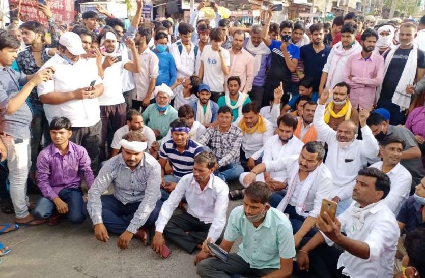 पुजारी की मौत के मामले ने पकड़ा तूल, शव लेकर महुवा थाने के बाहर किरोड़ी का धरना जारी पुजारी की मौत के मामले ने पकड़ा तूल, शव लेकर महुवा थाने के बाहर किरोड़ी का धरना जारी