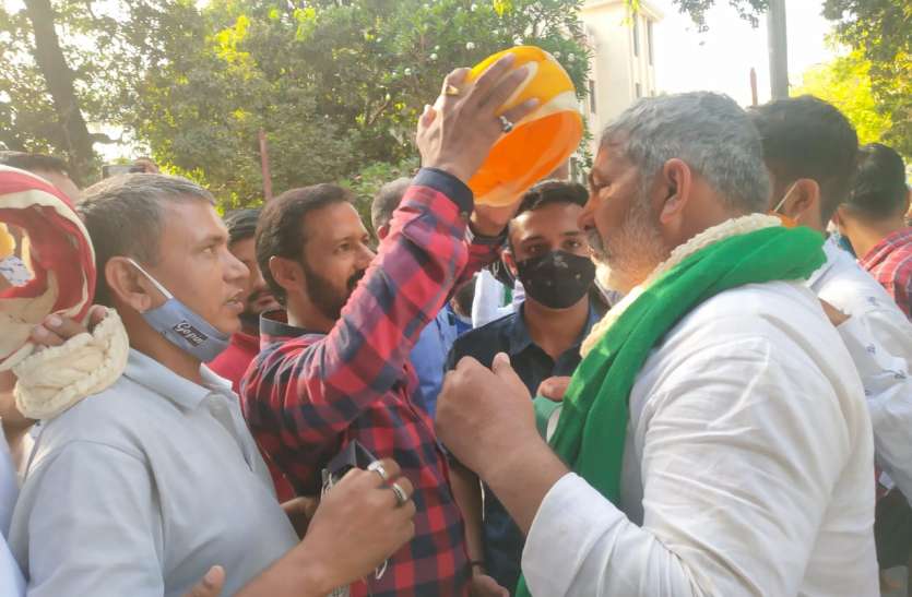 SURAT NEWS: किसान नेता टिकैत को देना पड़ गया धरना SURAT NEWS: किसान नेता टिकैत को देना पड़ गया धरना