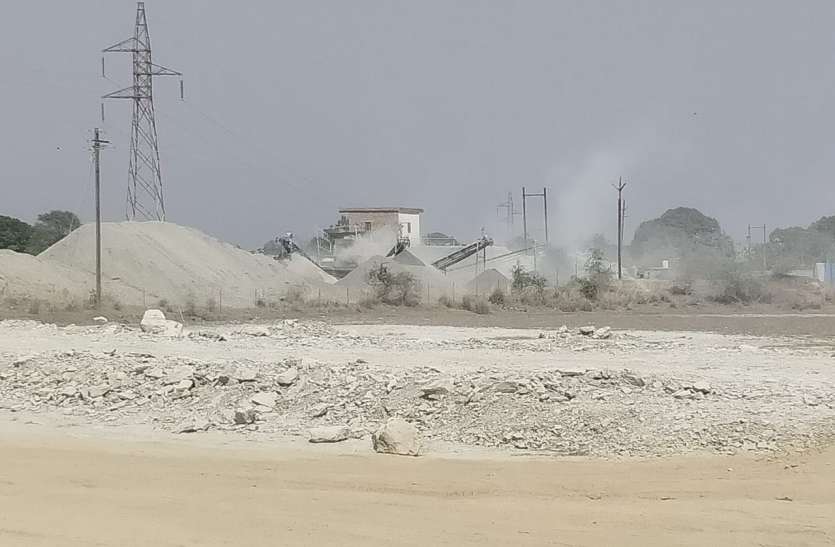 Dust of crusher plants, patients of asthma growing क्रशर प्लांटों के धूल से बीमार हो रहा गांव, बढ़ रहे दमा व टीबी के मरीज