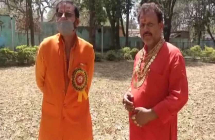 पत्नी के नामांकन में आधा किलो सोना पहनकर पहुंचे पूर्व जिला पंचायत सदस्य पत्नी के नामांकन में आधा किलो सोना पहनकर पहुंचे पूर्व जिला पंचायत सदस्य