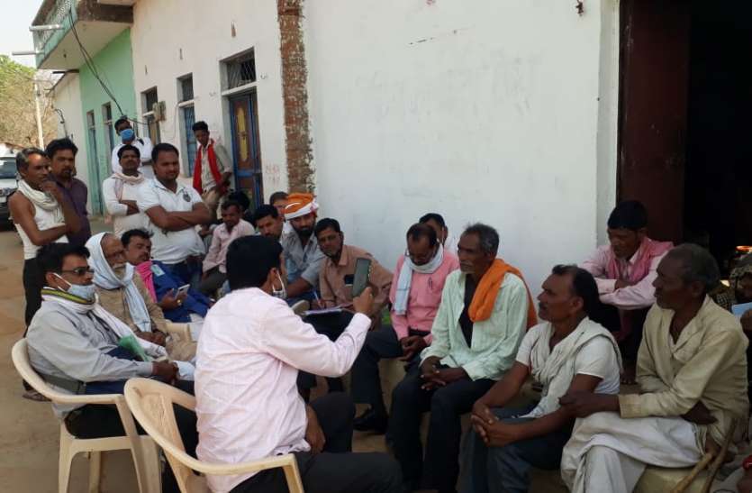 Work will be opened in a week, private wells will be acquired ग्रामीणों को काम देने और पेयजल व्यवस्था करने पहुंचे जनपद पंचायत के अधिकारी