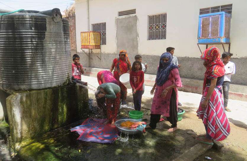 नलों में मीठे पानी का इंतजार, ट्यूबवेल के खारे पानी से बुझा रहे प्यास नलों में मीठे पानी का इंतजार, ट्यूबवेल के खारे पानी से बुझा रहे प्यास