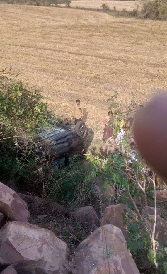 सड़क हादसे में एक ही परिवार की तीन सदस्यों की मौत