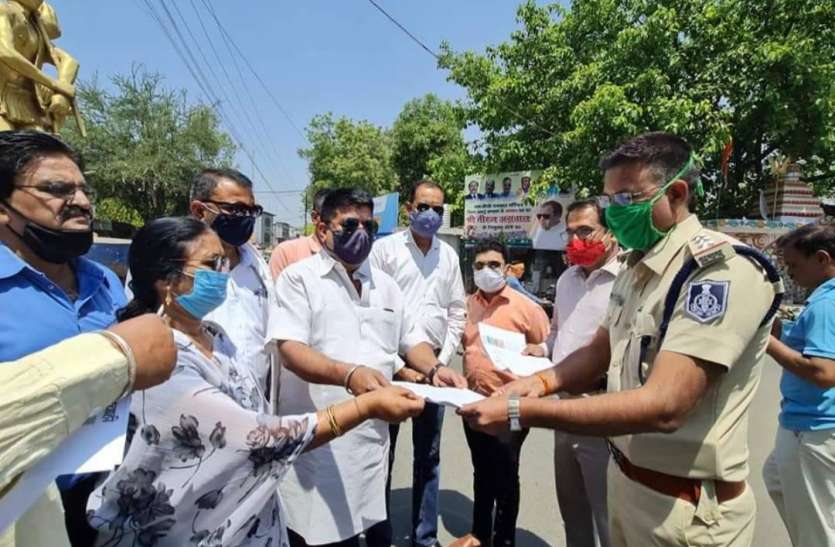 सड़क निर्माण कंपनी पर एफआईआर की मांग सड़क निर्माण कंपनी पर एफआईआर की मांग