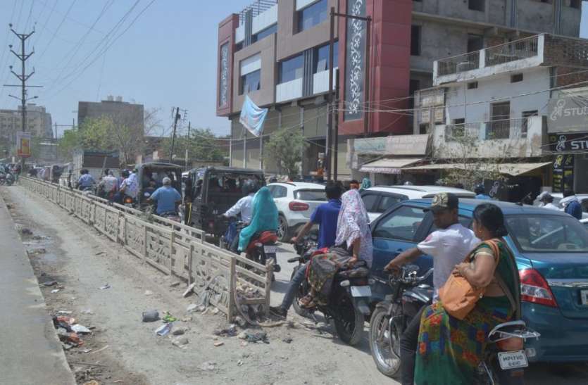 patrika सड़क निर्माण ने बढ़ाई मुश्किलें, दिन भर जाम से जूझते हैं वाहन