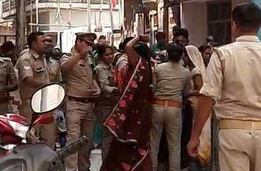 ballia_hungama.jpg योगी के मंत्री के घर महिलाओं का हंगामा, धक्का-मुक्की और हाथापाईं, समर्थकों व पुलिस पर कराया एफआईआर
