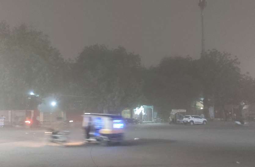 45 किलोमीटर प्रति घंटा की रफ्तार से आई धूलभरी आंधी 45 किलोमीटर प्रति घंटा की रफ्तार से आई धूलभरी आंधी