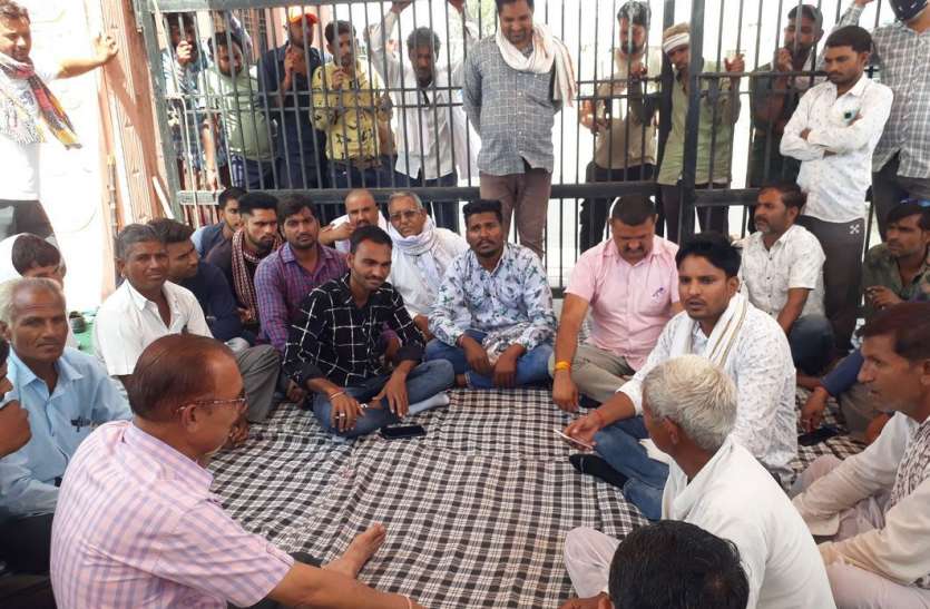 ऑनलाइन कूपन वितरण में गड़बड़ी, मंडी के मुख्य गेट पर जड़ा ताला ऑनलाइन कूपन वितरण में गड़बड़ी, मंडी के मुख्य गेट पर जड़ा ताला