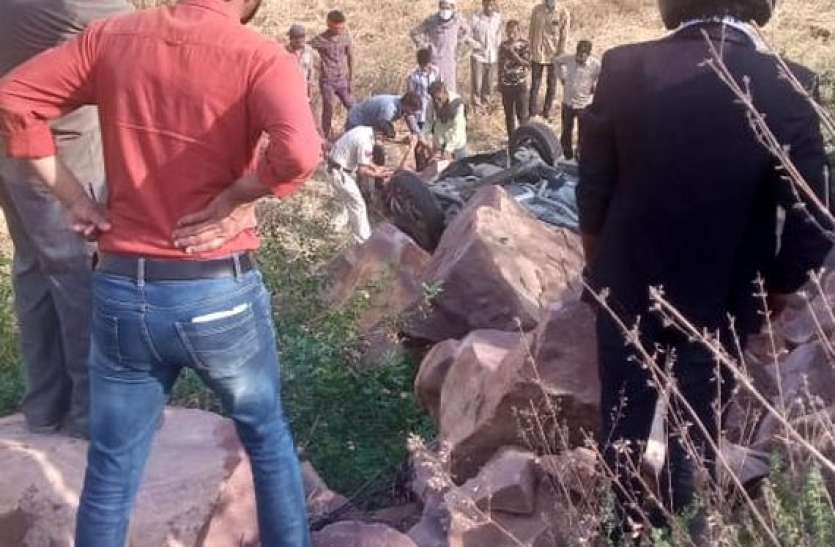 सड़क हादसे में एक ही परिवार की तीन सदस्यों की मौत सड़क हादसे में एक ही परिवार की तीन सदस्यों की मौत