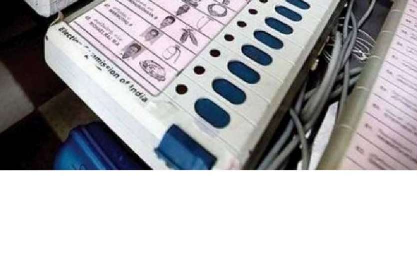 West Bengal Assembly Elections 2021: हावड़ा में TMC नेता के घर से 4 EVM और वीवीपैट मशीन बरामद, चुनाव आयोग ने सेक्टर अधिकारी को निलंबित किया West Bengal Assembly Elections 2021: हावड़ा में TMC नेता के घर से 4 EVM और VVPAT मशीन बरामद, सेक्टर अधिकारी निलंबित