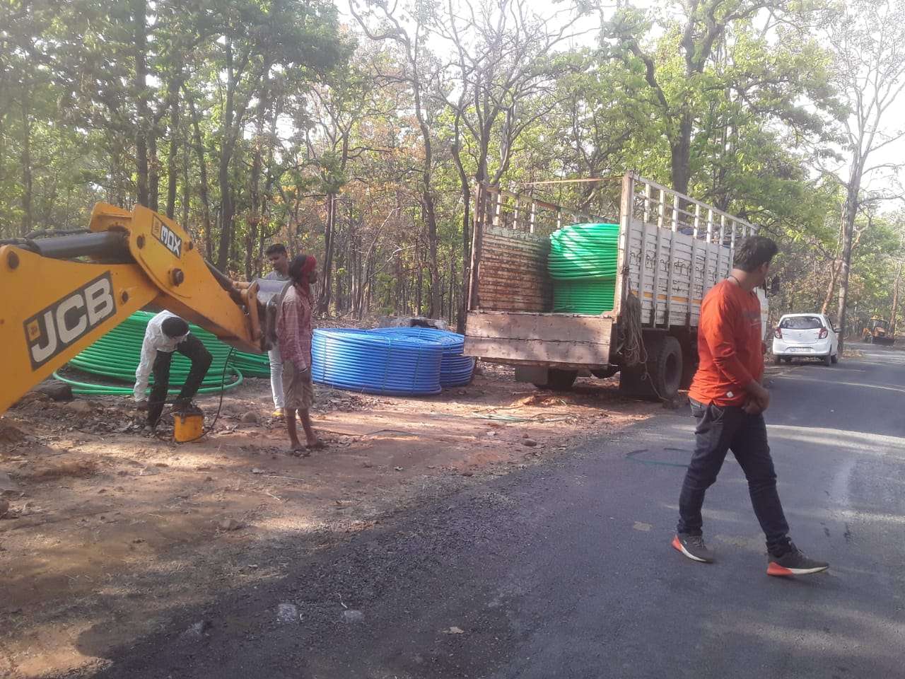 प्राइवेट कंपनी ने जंगल में 8 किमी खोद लिया था गड्ढा, खबर छपी तो जेसीबी लेकर फरार, अब कार्रवाई करने पहुंचा वन विभाग