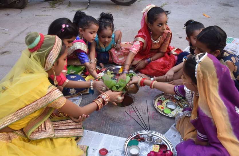 gangaur.jpg उदयपुर में घर-घर गूंजने लगे गणगौर के गीत, कन्याएं सिर पर ला रही सेवरे