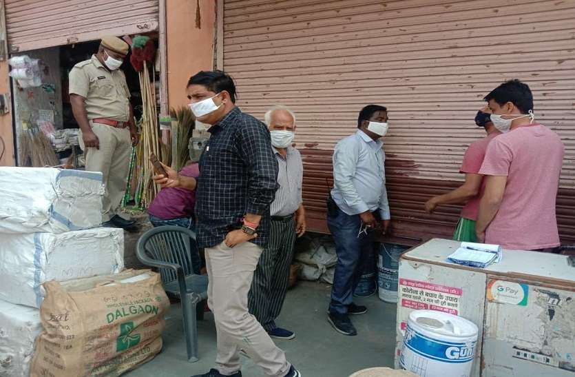 कोरोना गाइडलाइन की पालना न करने वालों के खिलाफ कार्रवाई करते हुए। संक्रमण के खिलाफ लापरवाही बरतने वालों पर सख्ती, 124 पर कार्रवाई