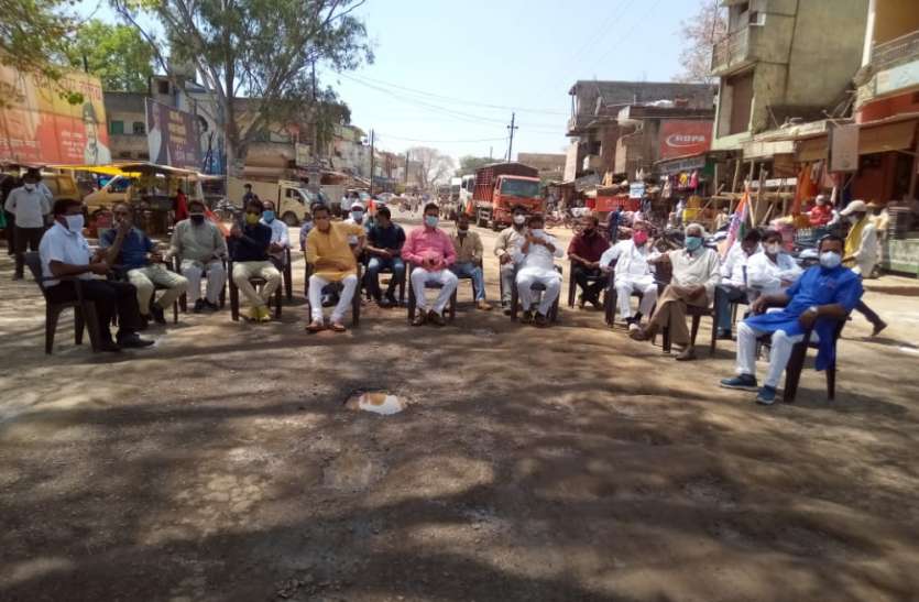 कछुआ चाल में चल रहा नेशनल हाइवे-130 का निर्माण, कांग्रेसियों ने एक घंटे किया चक्काजाम कछुआ चाल में चल रहा नेशनल हाइवे-130 का निर्माण, कांग्रेसियों ने एक घंटे किया चक्काजाम