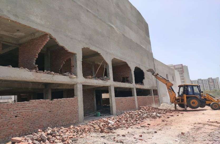 जगतपुरा में 5 मंजिला 16 फ्लैट्स में अवैध निर्माण ध्वस्त जगतपुरा में 5 मंजिला 16 फ्लैट्स में अवैध निर्माण ध्वस्त