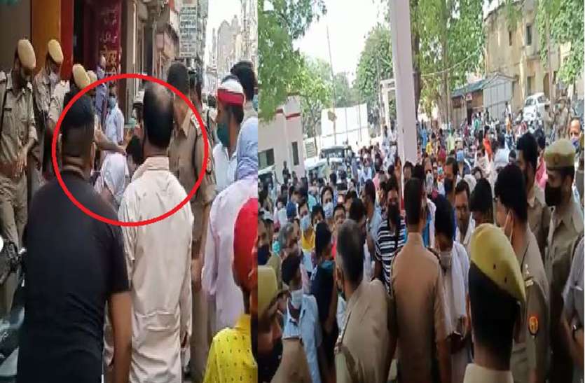 कारोबारी को पीटती पुलिस व कोतवाली का घेराव करते कारोबारी एसडीएम की दबंगई, कारोबारी को दुकान से घसीट सरेआम पीटा, विरोध में सड़क पर व्यापारी