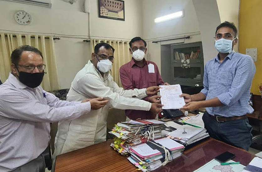 नर्सेज एसोसिएशन ने प्रदर्शन कर कलक्टर को सौंपा ज्ञापन, मारपीट के आरोपियों पिता पुत्र को गिरफ्तार करने की मांग नर्सेज एसोसिएशन ने प्रदर्शन कर कलक्टर को सौंपा ज्ञापन, मारपीट के आरोपियों पिता पुत्र को गिरफ्तार करने की मांग