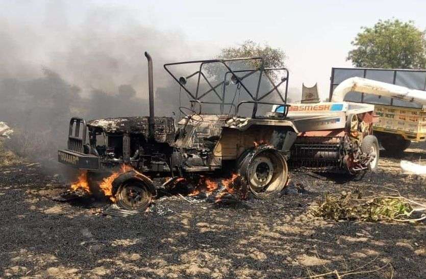 आग लगने से ट्रैक्टर व भूसा बनाने की मशीन जली आग लगने से ट्रैक्टर व भूसा बनाने की मशीन जली