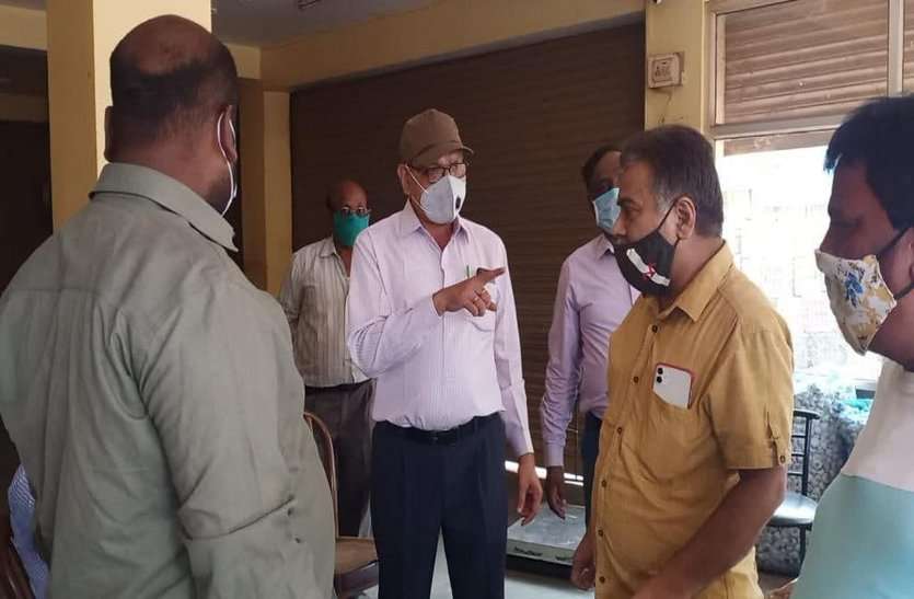 लॉकडाउन में मुनाफाखोरी, 580 रुपए आलू का कट्टा 800 में बेचा, छापेमार कार्रवाई में 13 दुकानदारों पर 21 हजार जुर्माना लॉकडाउन में मुनाफाखोरी, 580 रुपए आलू का कट्टा 800 में बेचा, छापेमार कार्रवाई में 13 दुकानदारों पर 21 हजार जुर्माना