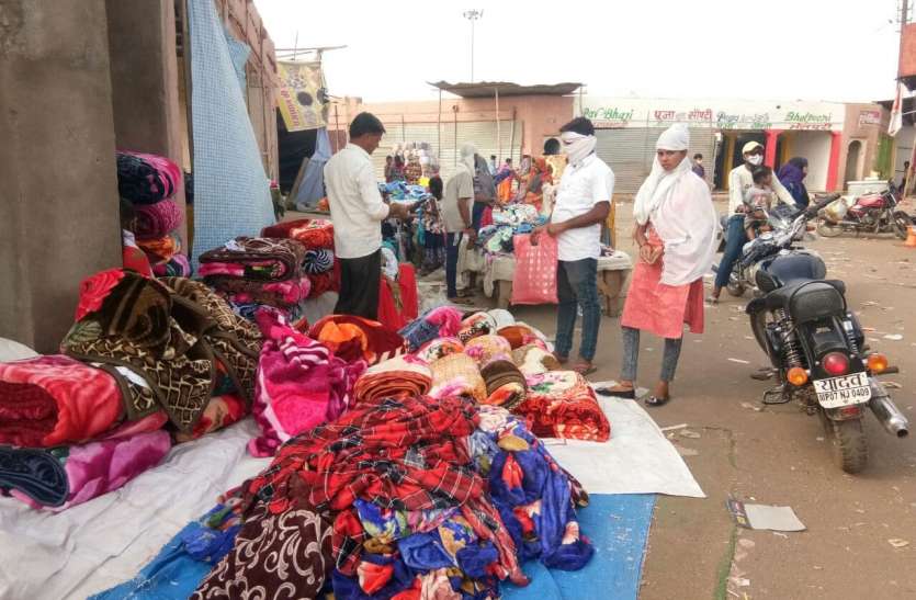 ग्वालियर व्यापार मेले में अभी भी सजी हैं फुटपाथ पर दुकानें ग्वालियर व्यापार मेले में अभी भी सजी हैं फुटपाथ पर दुकानें