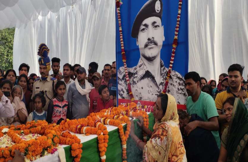 सुकमा में नक्सली मुठभेड़ : अयोध्या के सरयू घाट पर शहीद राजकुमार यादव का अंतिम संस्कार सुकमा नक्सली हमला : अयोध्या के सरयू घाट पर शहीद राजकुमार यादव का अंतिम संस्कार