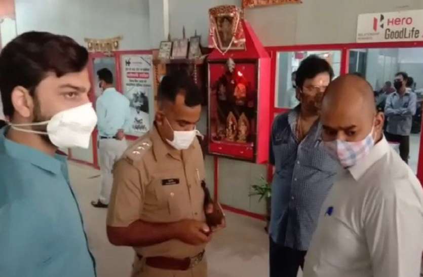 कोविड प्रोटोकॉल का उल्लंघन करने वालों पर चला पुलिस-प्रशासन का डंडा, मॉल और शोरूम मालिकों के खिलाफ हुआ ये एक्शन कोविड प्रोटोकॉल का उल्लंघन करने वालों पर चला पुलिस-प्रशासन का डंडा, मॉल और शोरूम मालिकों के खिलाफ हुआ ये एक्शन