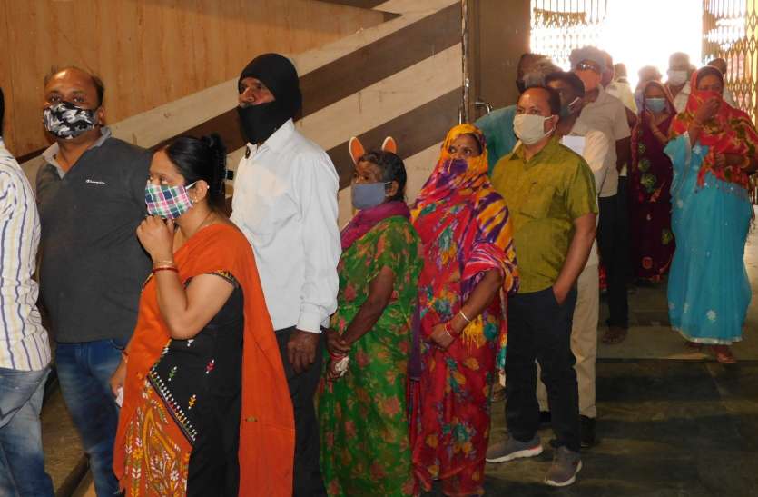 613 vaccine in four centers चार सेंटरों में 613 को लगी वैक्सीन, 10 हजार डोज और मिले, आज 26 सेंटरों में वैक्सीनेशन