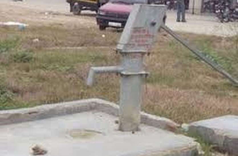 Half hand pump dry गर्मी बढ़ी, आधे हैंडपंप खराब, सूख रहे कंठ