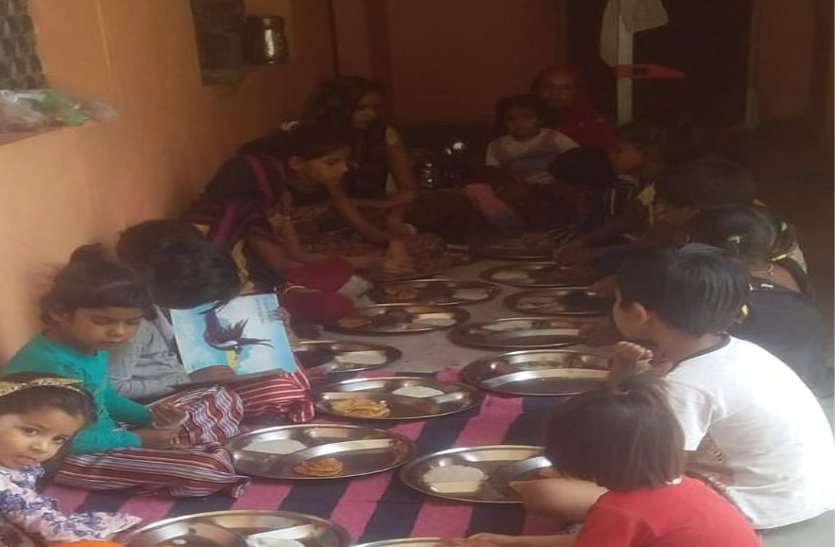 School closed, children are being called in Anganwadi स्कूल बंद, आंगनबाड़ी में बुलाए जा रहे बच्चे, एक साथ बैठाकर खिला रहे खाना