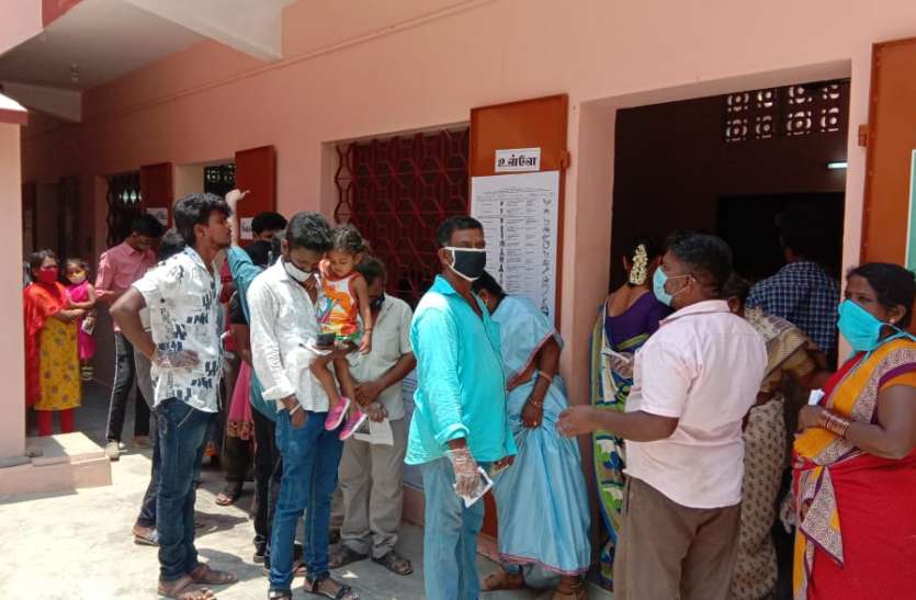 tamilnadu assembly election 2021 कई मतदान केंद्रों पर कोविड 19 सेफ्टी प्रोटोकाल की उड़ी धज्जियां tamilnadu assembly election 2021 कई मतदान केंद्रों पर कोविड 19 सेफ्टी प्रोटोकाल की उड़ी धज्जियां