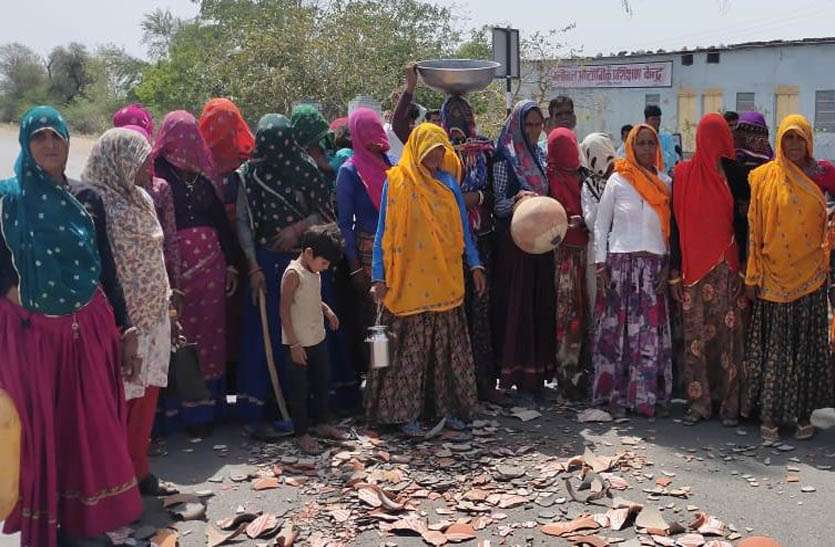 पेयजल आपूर्ति बंद होने पर महिलाओं ने हाइवे पर किया प्रदर्शन पेयजल आपूर्ति बंद होने पर महिलाओं ने हाइवे पर किया प्रदर्शन
